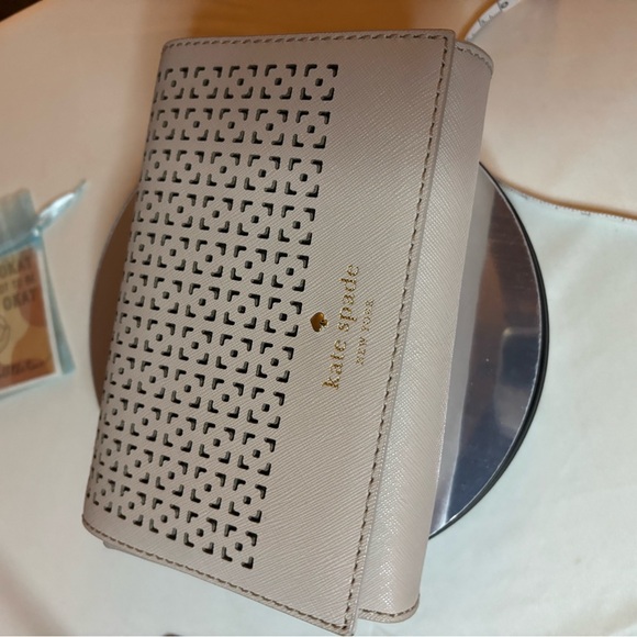 Kate Spade Cream Crossbody Bag - Picture 2 of 10